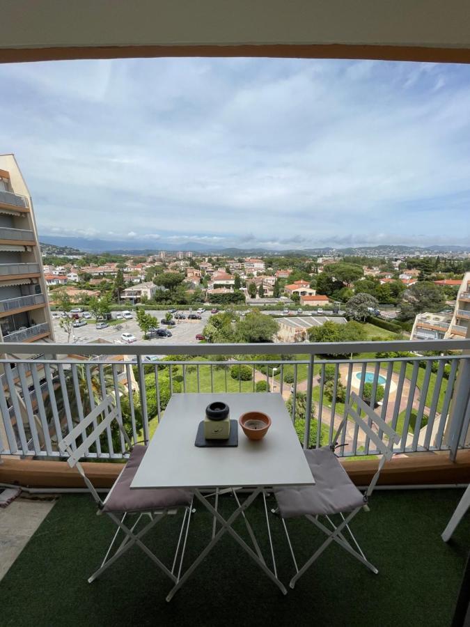 Beau Studio Dans Residence Avec Piscine Et Vue Sur La Ville - 5Min Des Plages Mandelieu Dış mekan fotoğraf