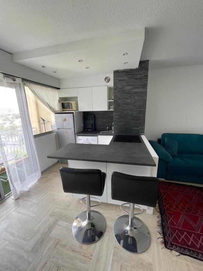 Beau Studio Dans Residence Avec Piscine Et Vue Sur La Ville - 5Min Des Plages Mandelieu Dış mekan fotoğraf